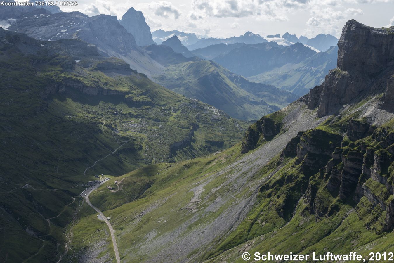 Klausenpass (Position: 2'708'021.65, 1'191'764.25) Passstrasse (unten im Bild) von NNE (Urnerboden) her zur Passhöhe (1948 m.ü.M.) weiter ins Schächental und nach Altdorf. Bergstrasse links (in den Bildhintergrund hinein) vom 'Chlausenchappeli' ins Gebiet 'Chammlisiten'.